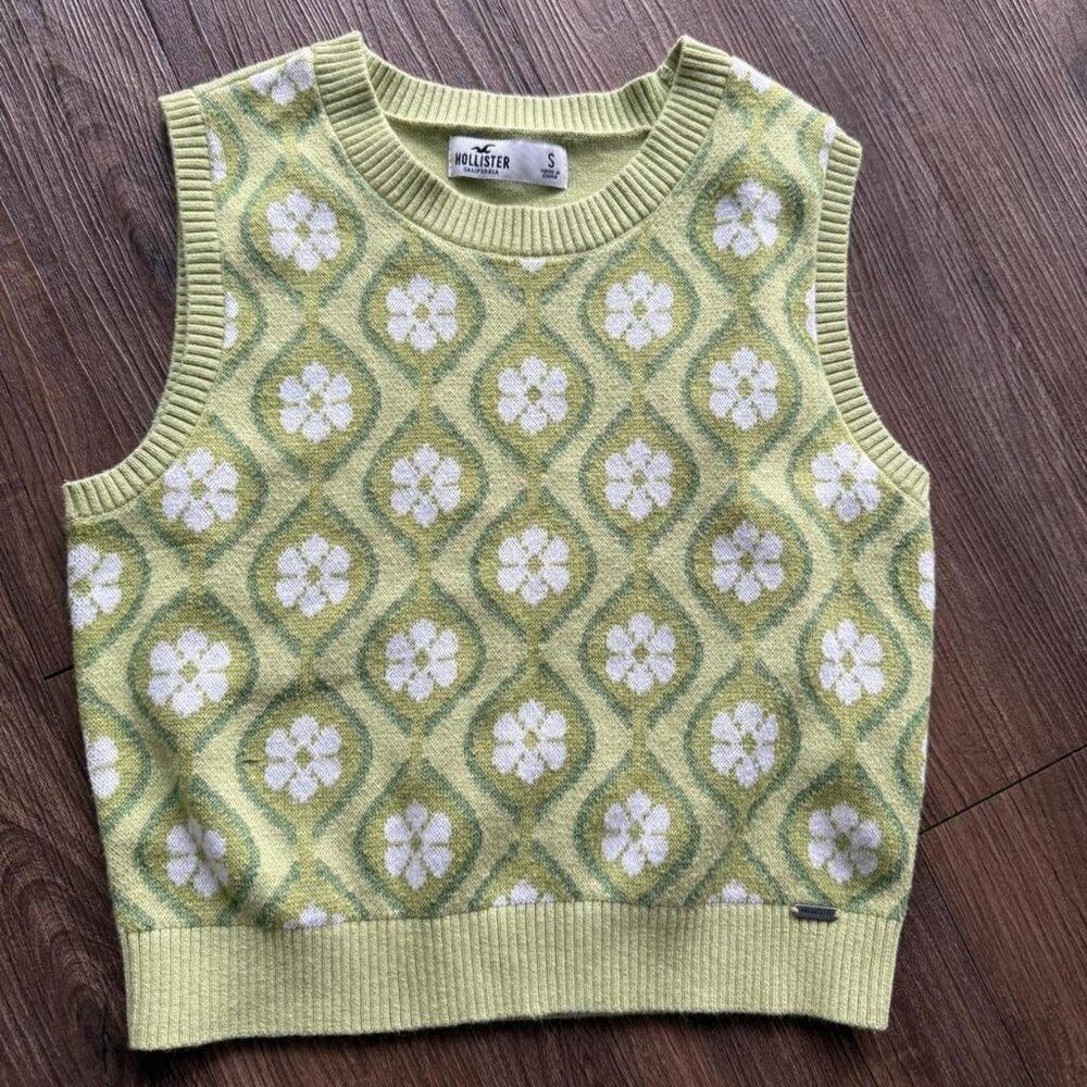 Hollister Women's Green Floral Knit Sleeveless Sweater Vest